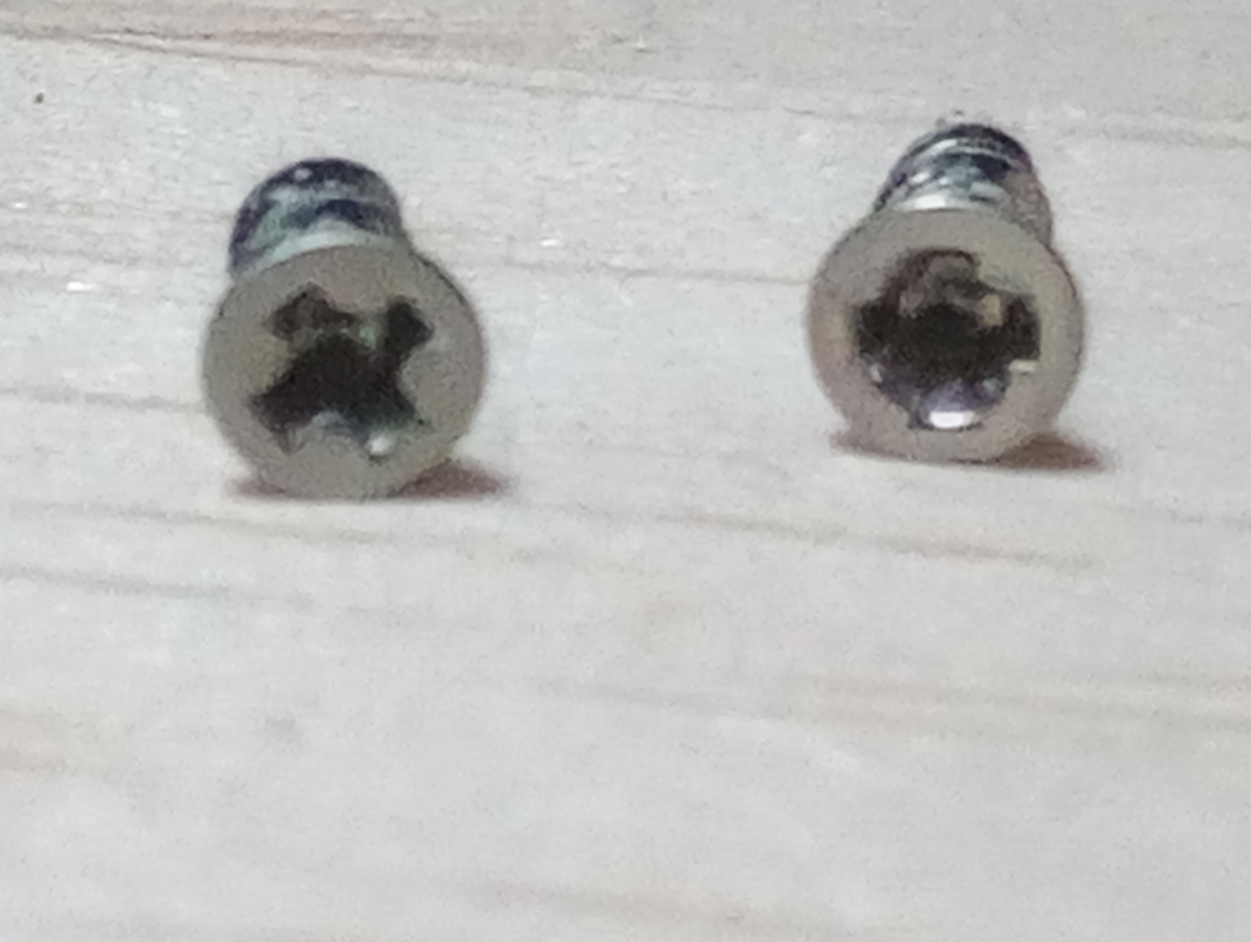なめてしまったねじの頭とそうでないものの比較