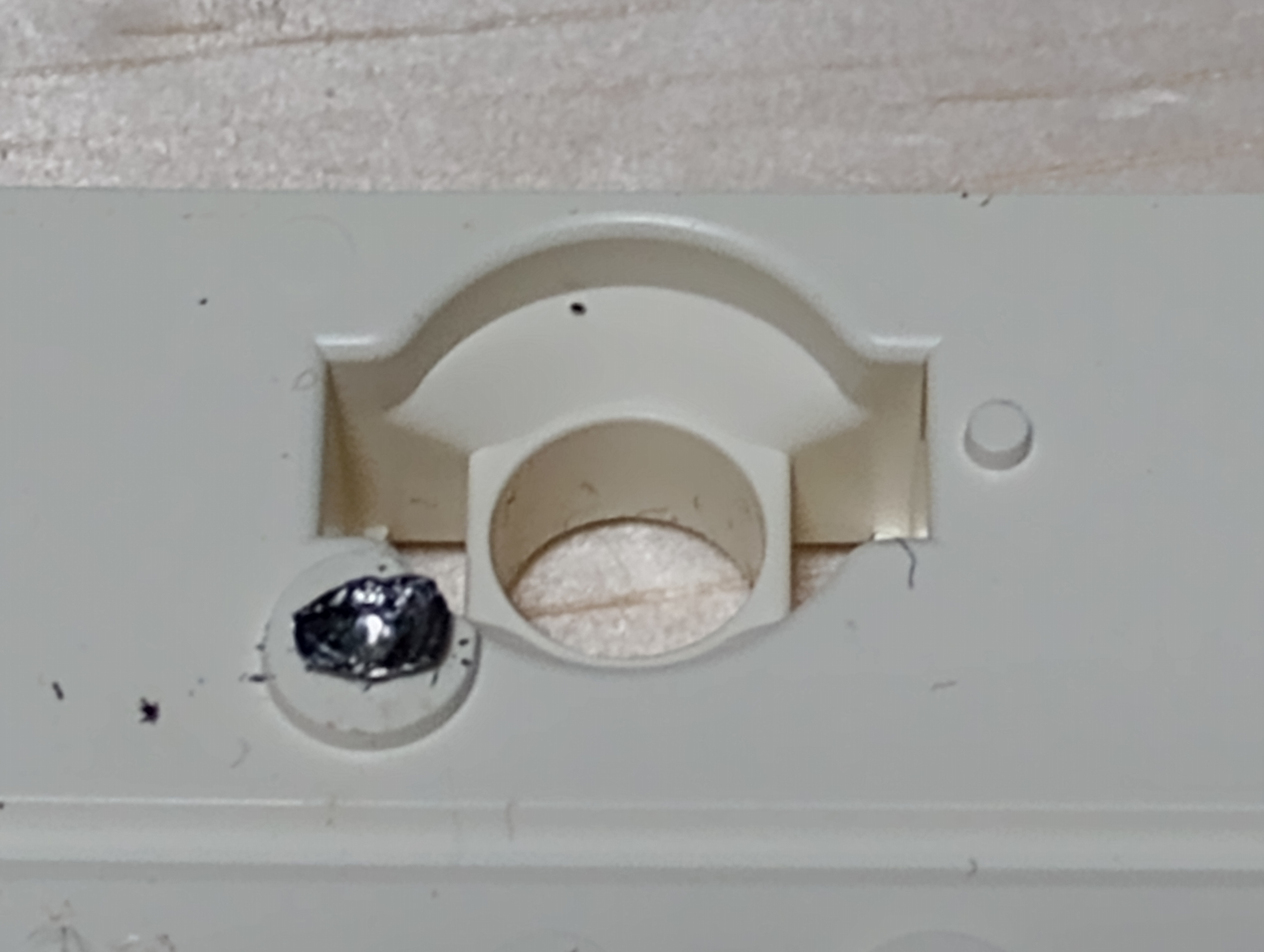 ねじが金属フレームと分離できるほどになった後1