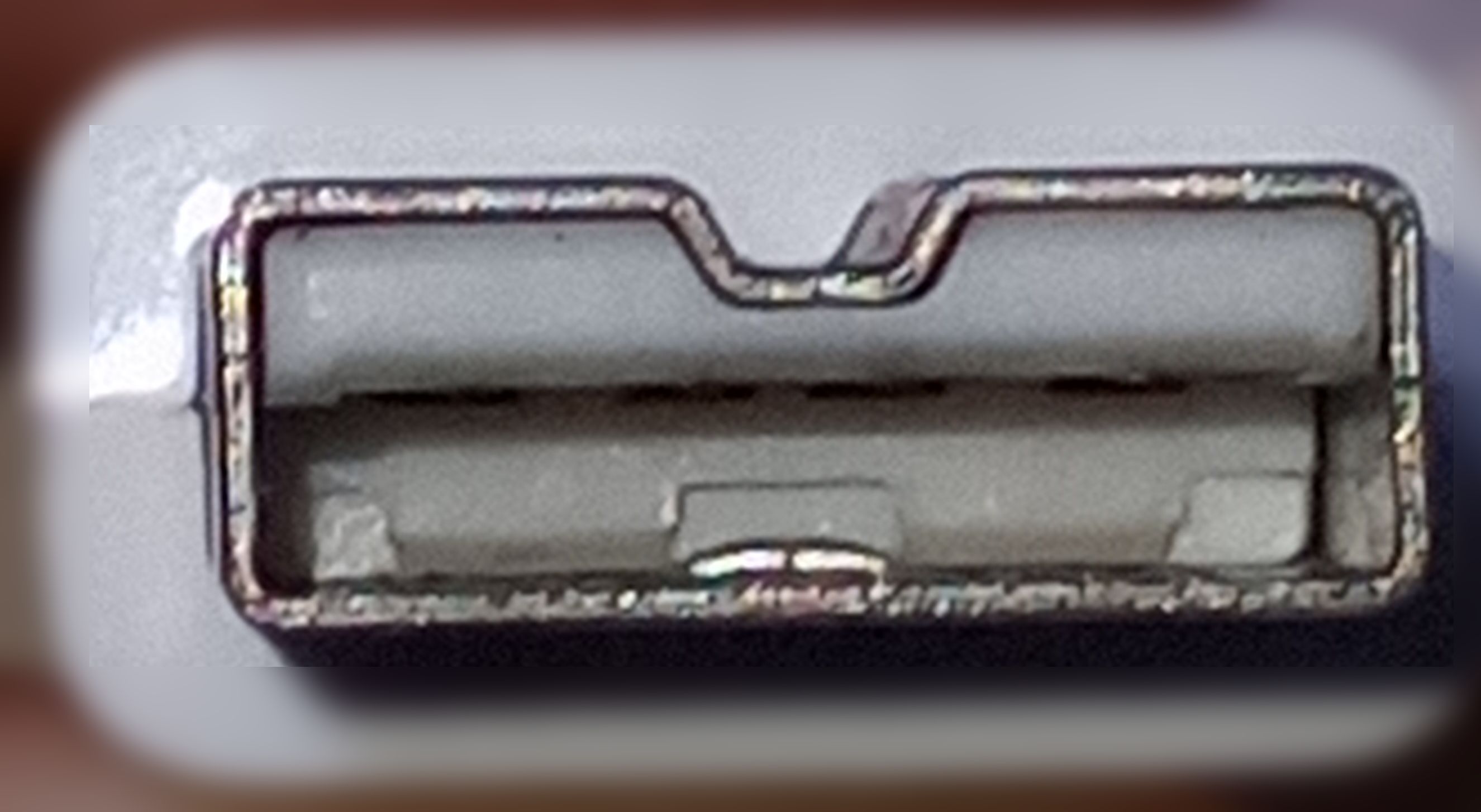 切れ込みのあるUSB端子1/